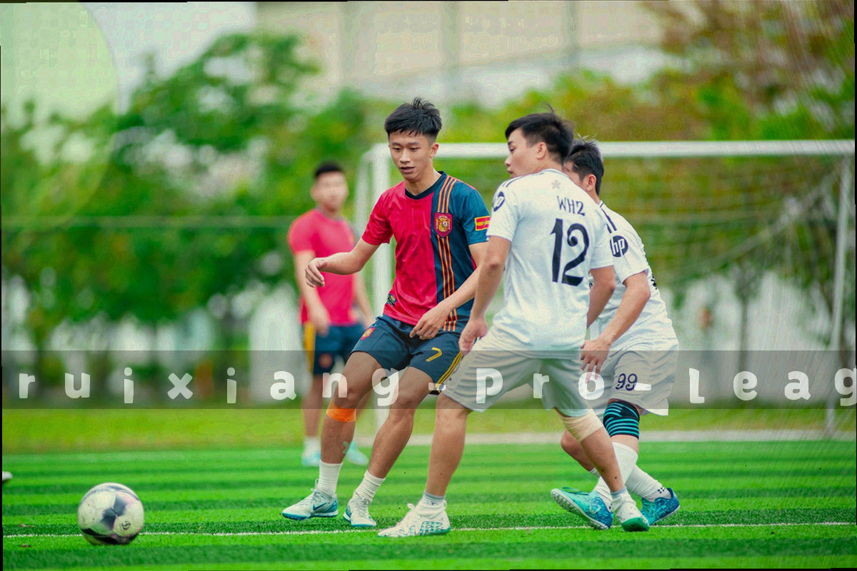 转会期专题入口界面，按赛区、战队与时间聚合直播内容